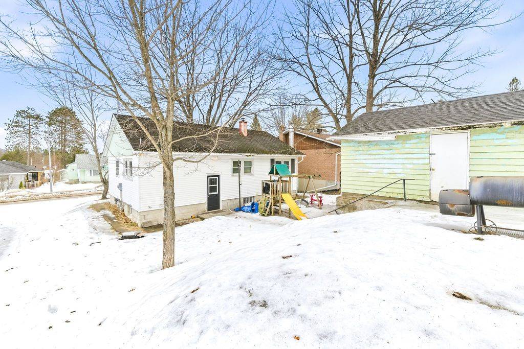 18 Summit ST, Deep River, ON K0J 1P0