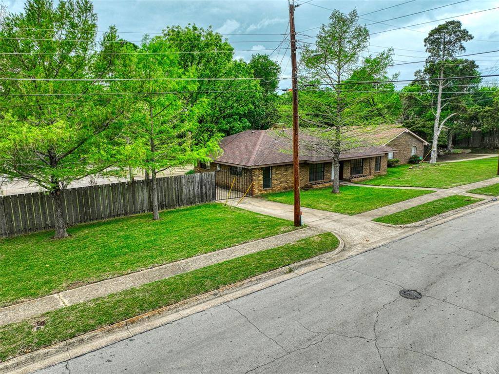 306 Larry Drive, Duncanville, TX 75137