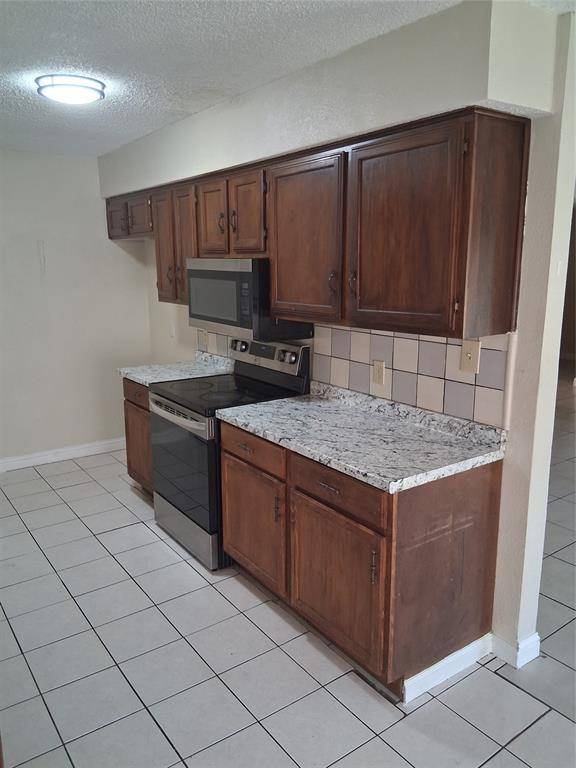 1100 Mapleview Drive, Arlington, TX 76018