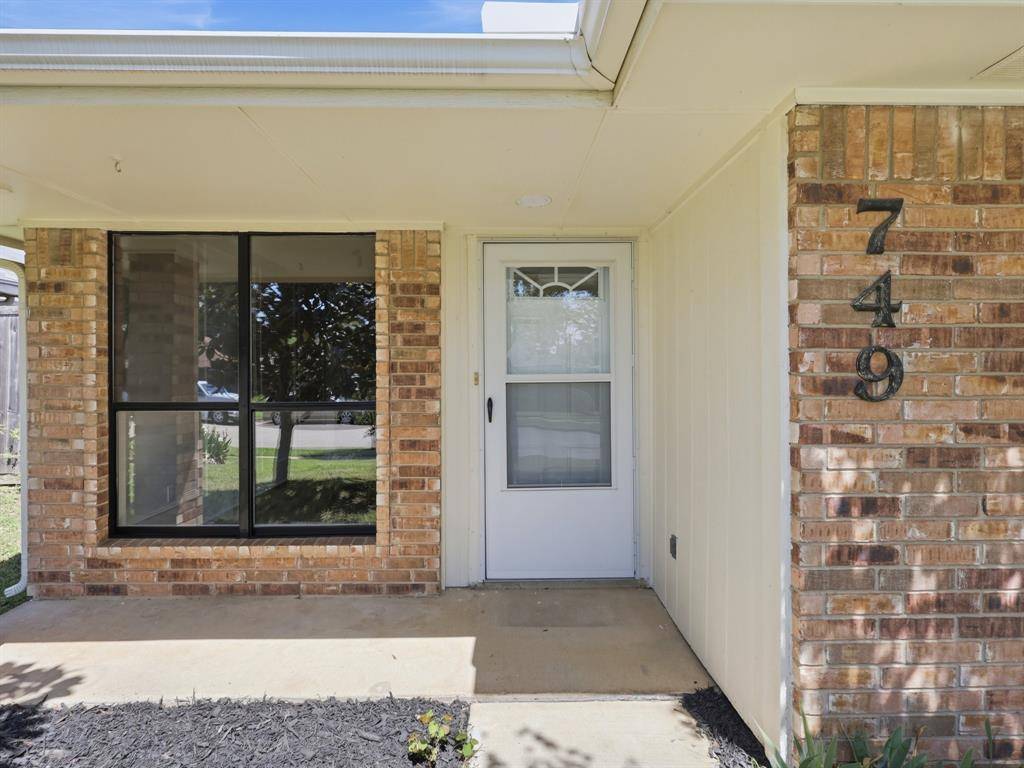 749 Red Oak Drive, Lewisville, TX 75067