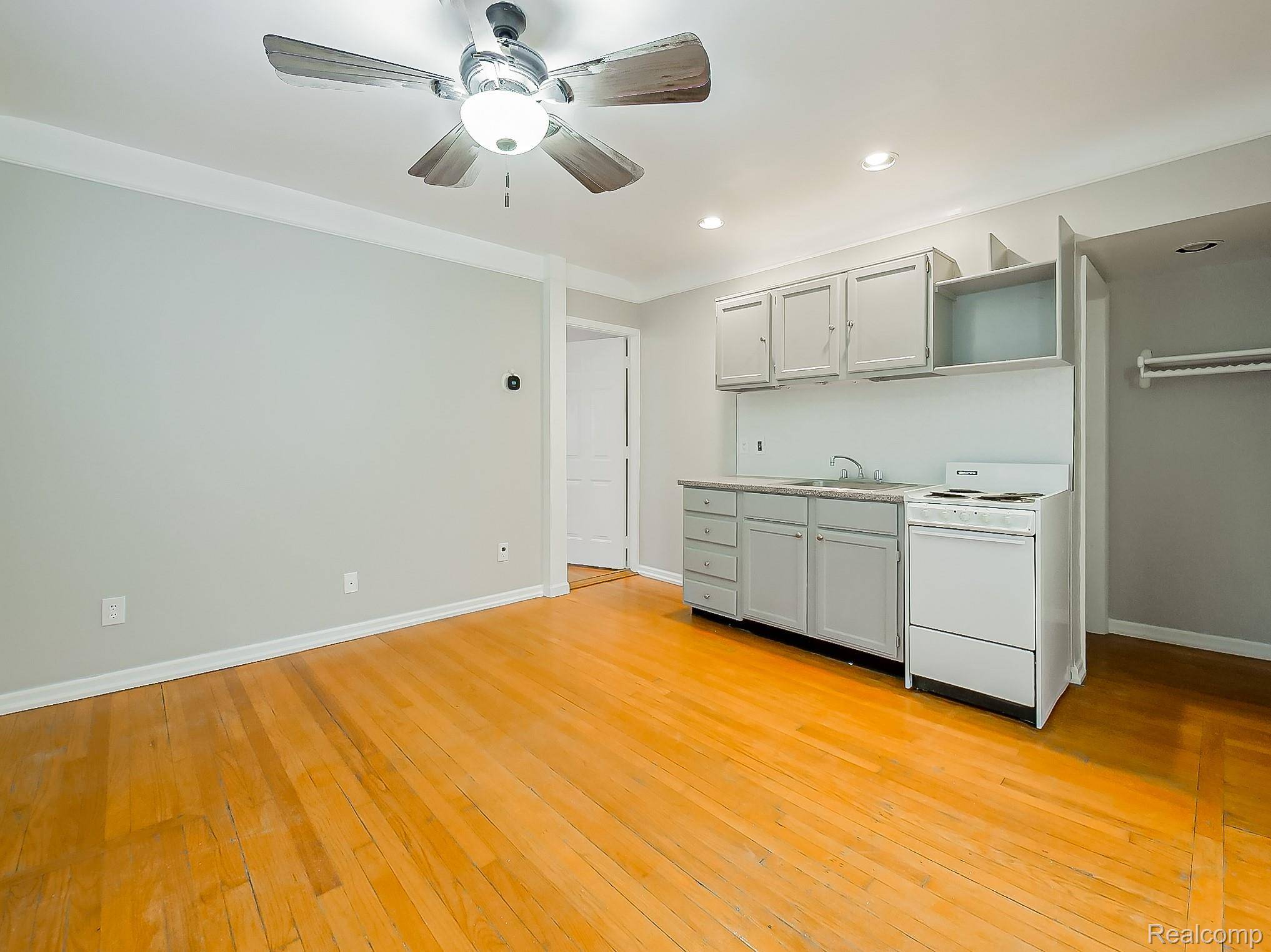 3170 Dixie HWY #D, Waterford Charter Township, MI 48328