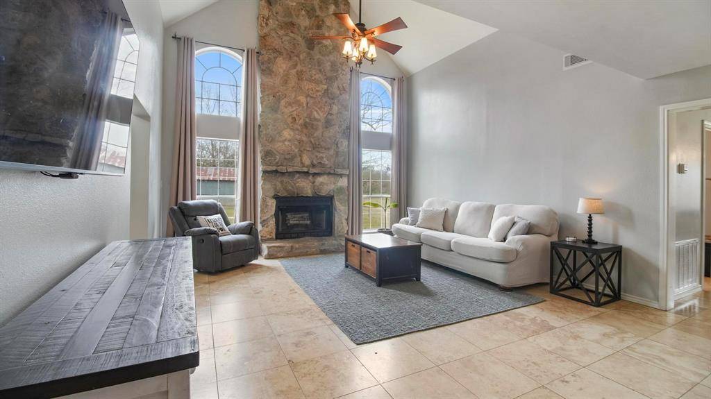 13588 N US Highway 75, Buffalo, TX 75831