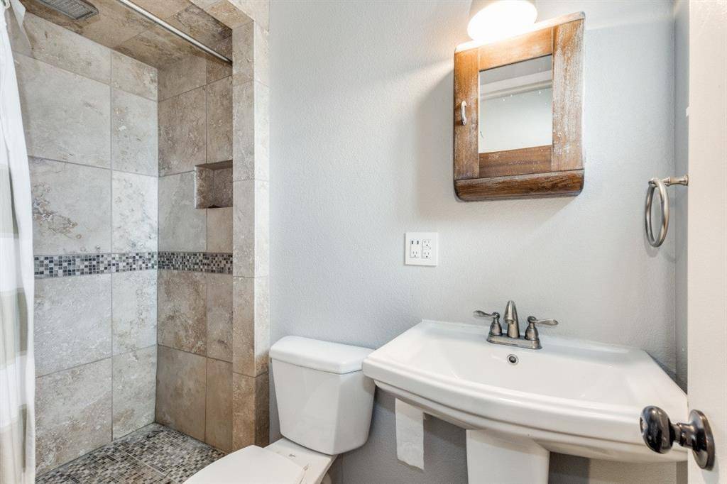 109 N Ash Avenue, Azle, TX 76020