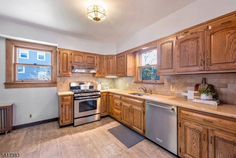 93 Carlton Ave, Hohokus Boro, NJ 07423