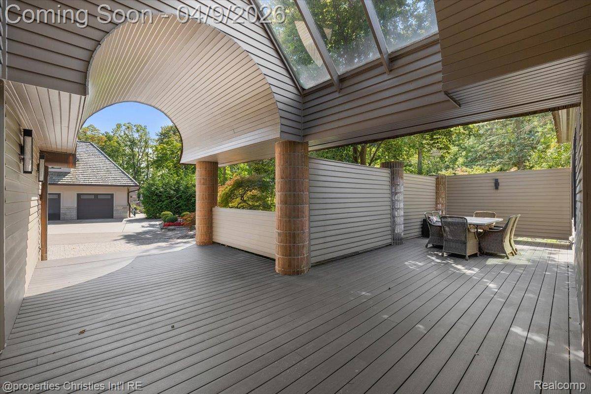 40 Scenic Oaks DR N, Bloomfield Hills, MI 48304