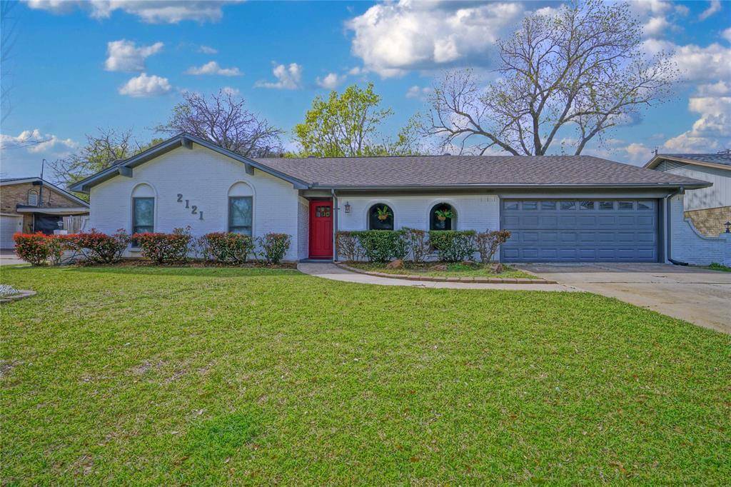2121 Stonegate Drive N, Bedford, TX 76021