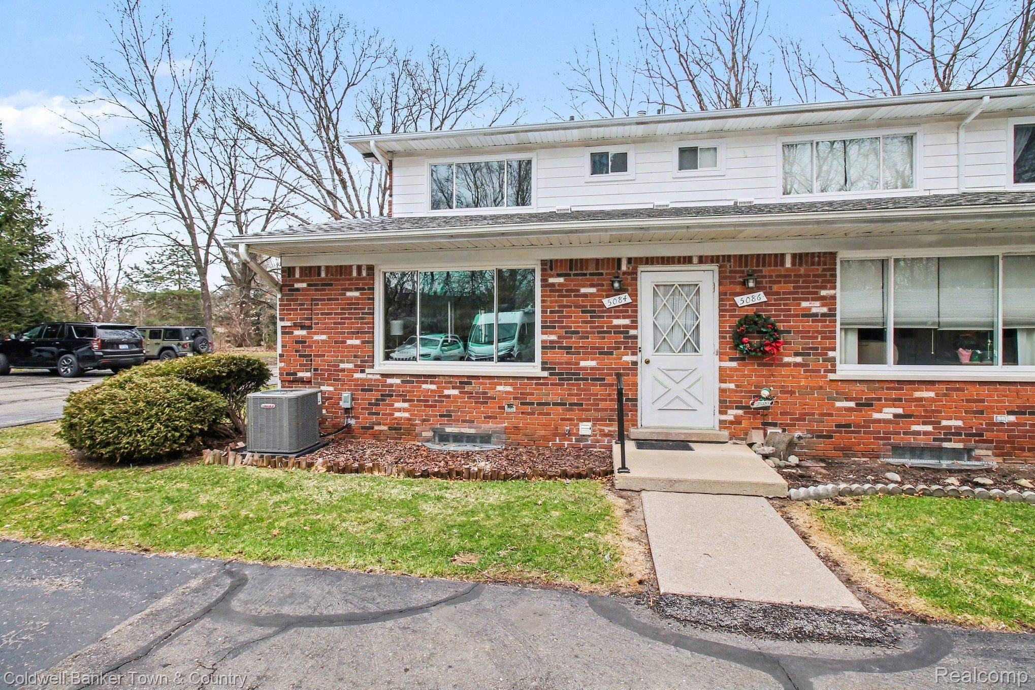 5084 Kintyre LN, Brighton, MI 48116