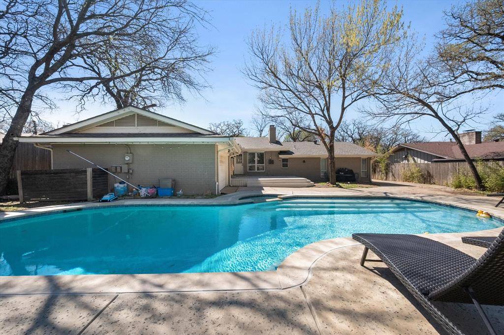 2107 Westwood Drive, Arlington, TX 76012