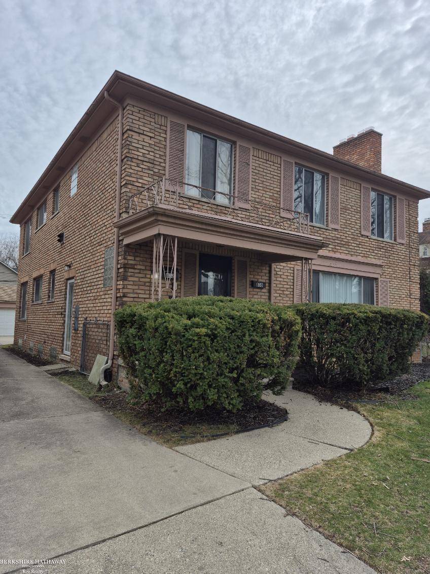 832 Harcourt RD, Grosse Pointe Park, MI 48230