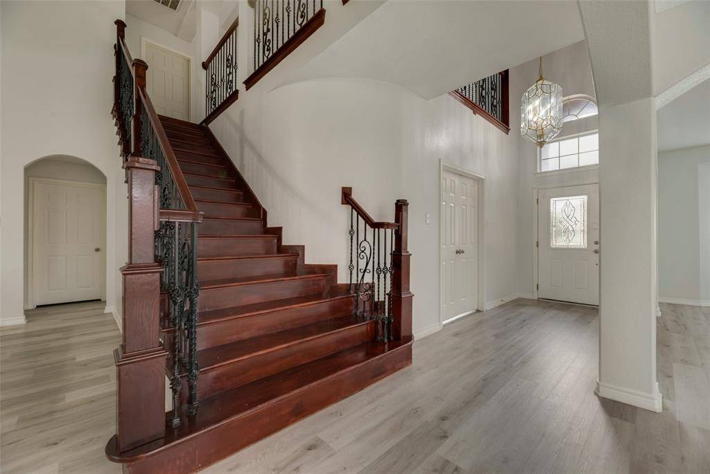 202 Forestridge Drive, Mansfield, TX 76063