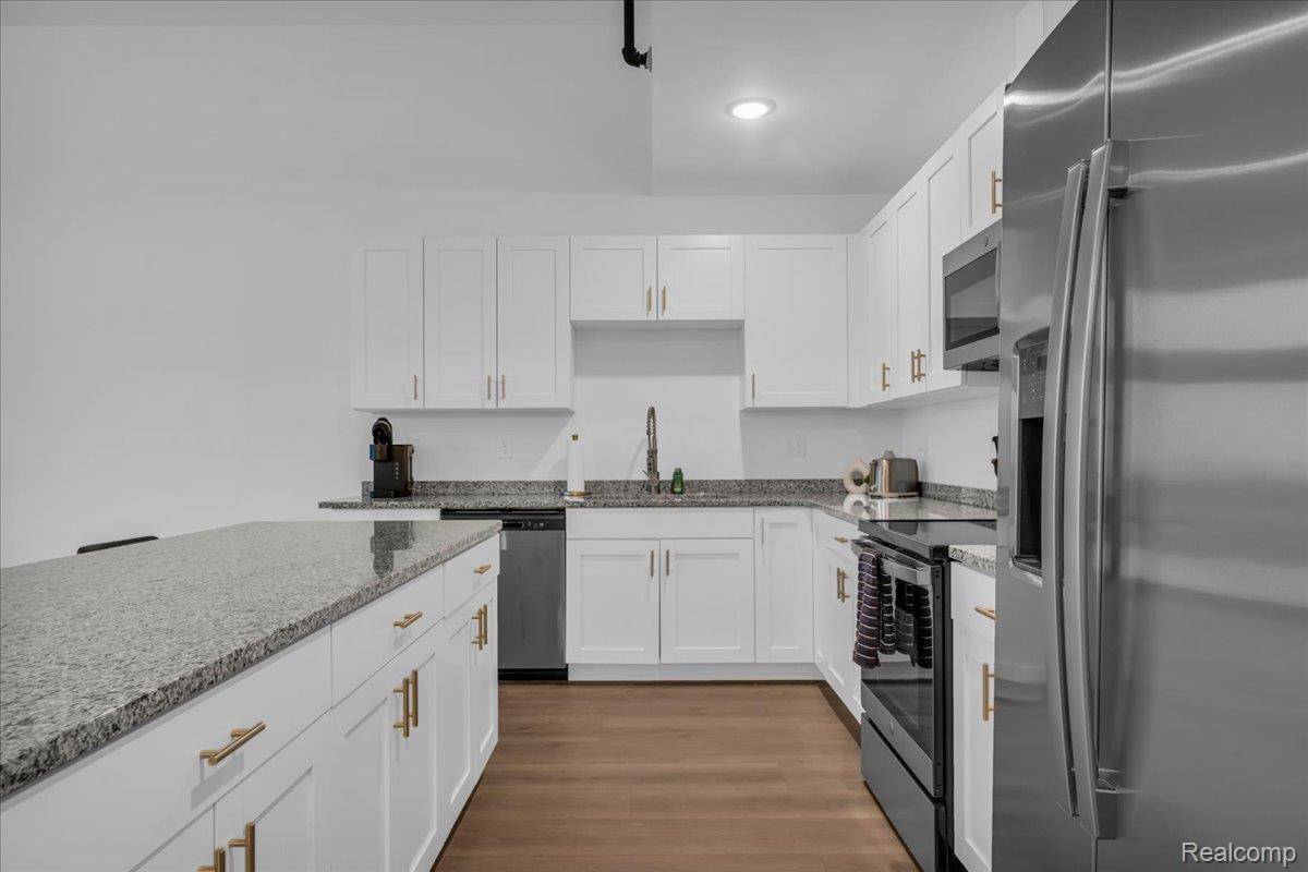 166 Oak ST #PH5, Wyandotte, MI 48192