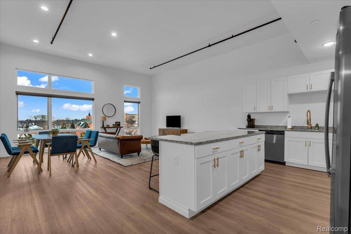 166 Oak ST #PH5, Wyandotte, MI 48192