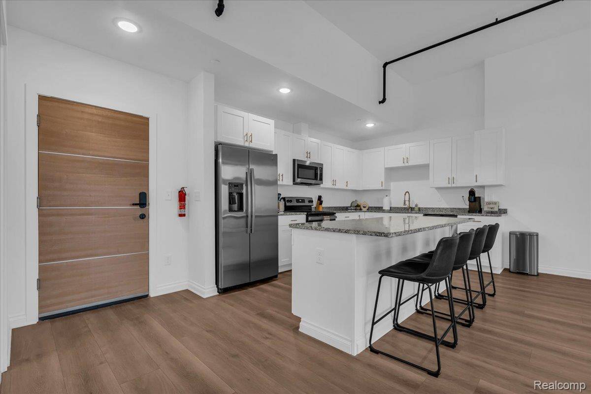 166 Oak ST #PH6, Wyandotte, MI 48192