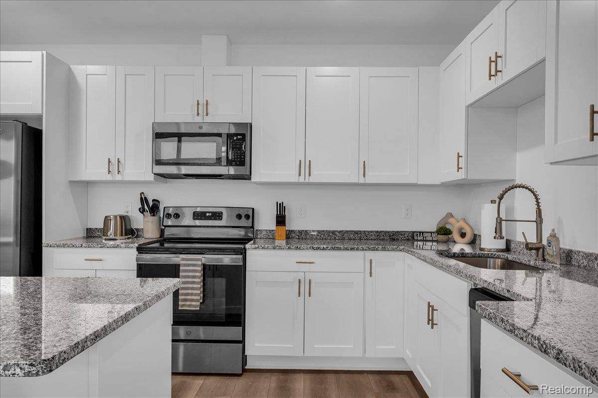 166 Oak ST #PH6, Wyandotte, MI 48192