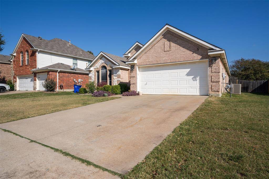 704 Dickerson Lane, Mansfield, TX 76063