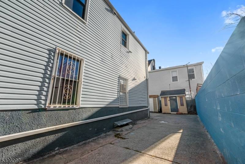 113 2nd St, Elizabeth City, NJ 07206