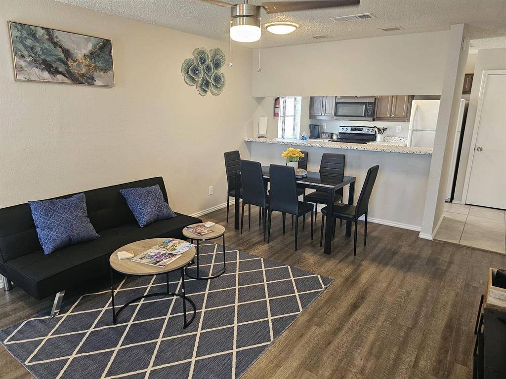 1728 Crest Point Drive, Arlington, TX 76012