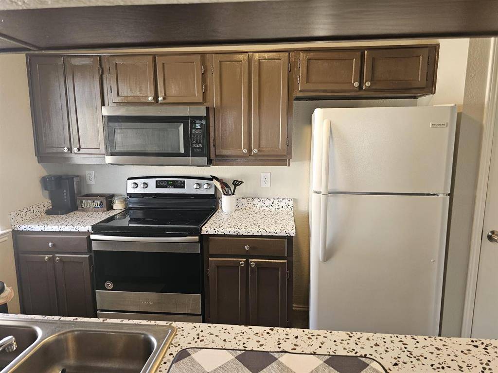 1728 Crest Point Drive, Arlington, TX 76012