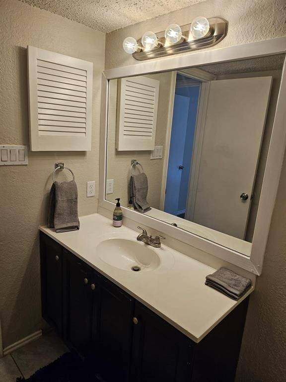 1728 Crest Point Drive, Arlington, TX 76012