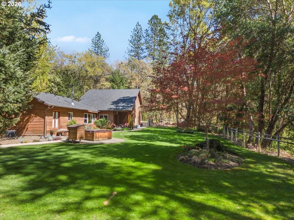 737 PINECREST DR, Grants Pass, OR 97526