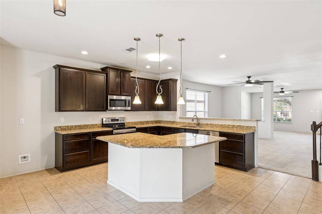 8621 Shallow Creek Drive, Fort Worth, TX 76179