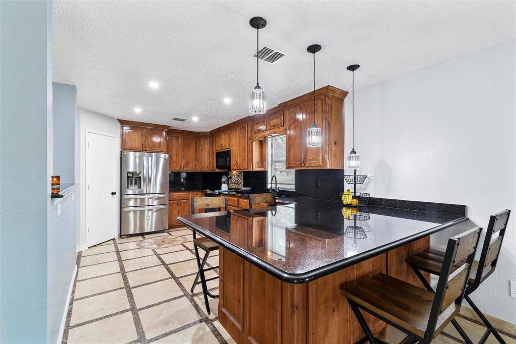 614 Pondview Drive, Cedar Hill, TX 75104