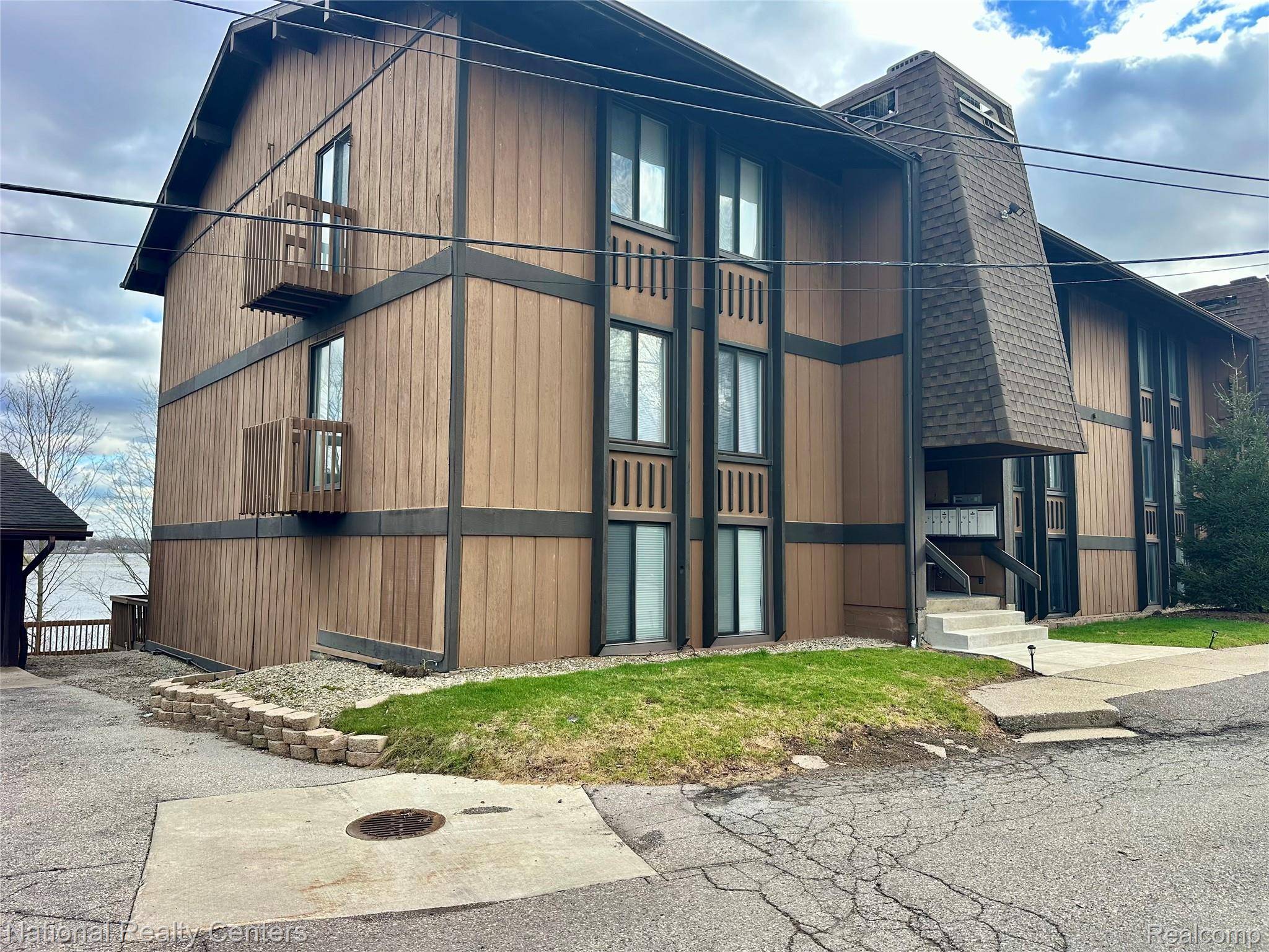 1744 Grove RD #A-101, Ypsilanti Charter Township, MI 48198