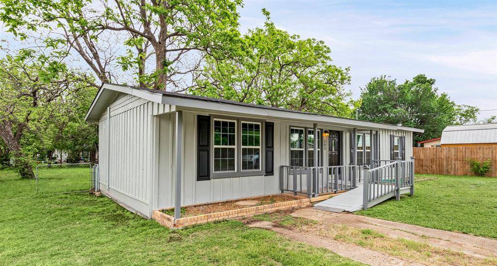 203 S Lancaster Street, Granbury, TX 76048