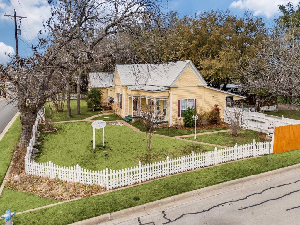 1002 W Pearl Street, Granbury, TX 76048