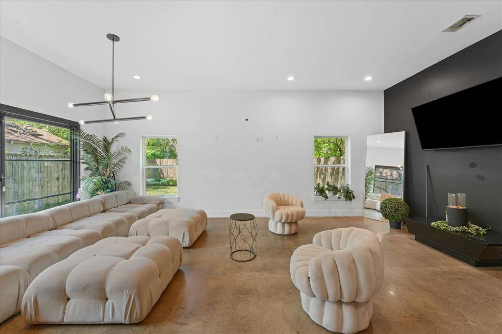 2403 Dathe Street, Dallas, TX 75215