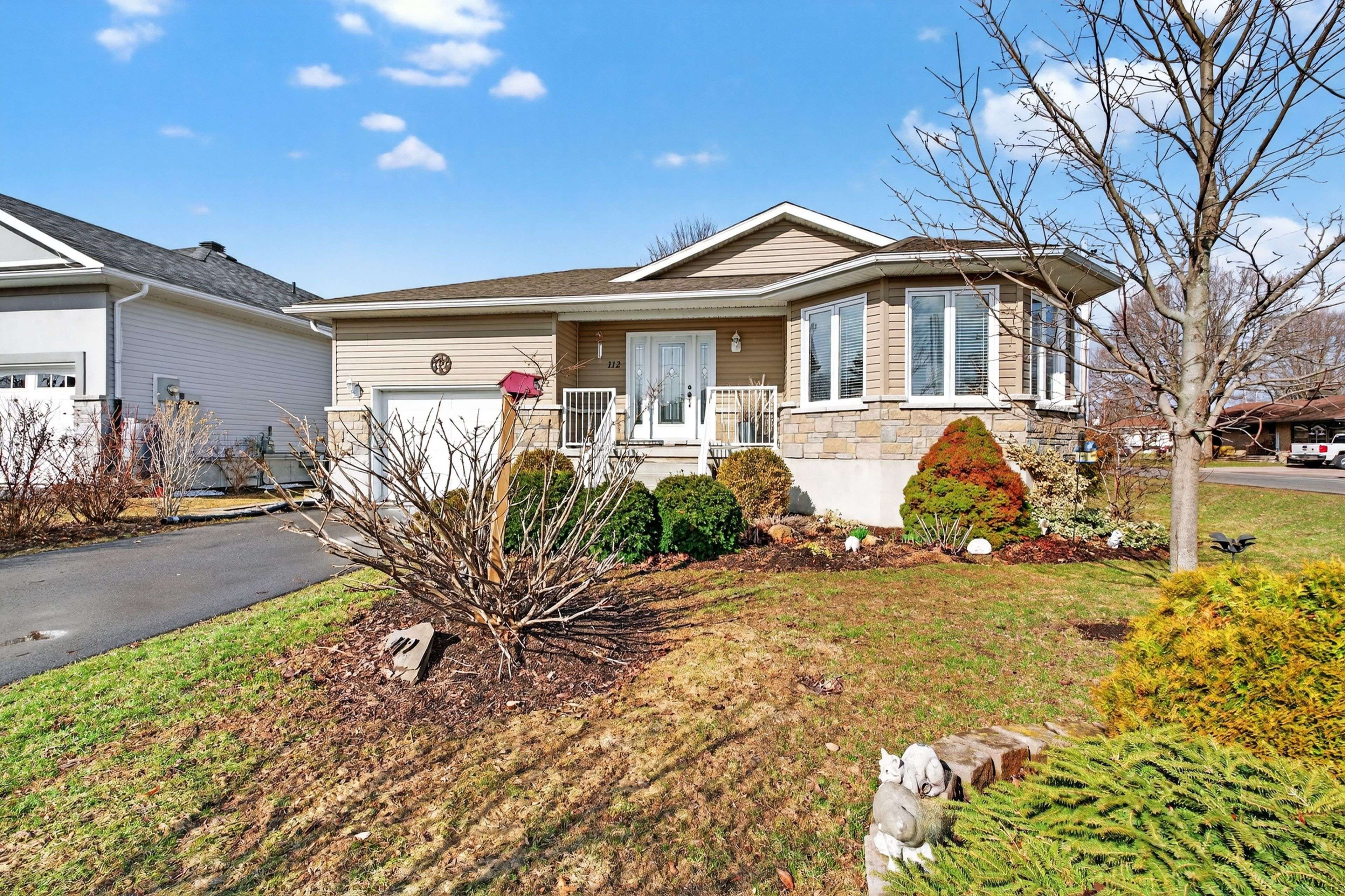 112 Maplecroft CT, Gananoque, ON K7G 0A6