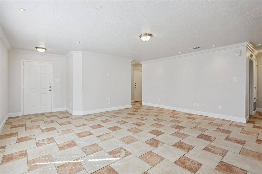 10904 Braemoor Drive, Fort Worth, TX 76052