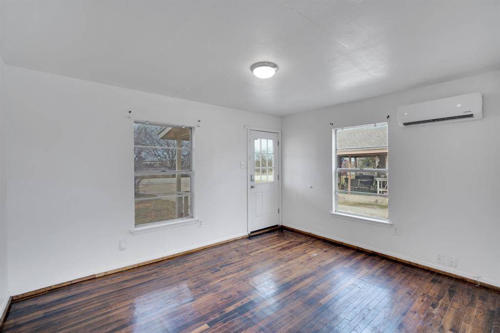 220 N Commerce Street, Burleson, TX 76028