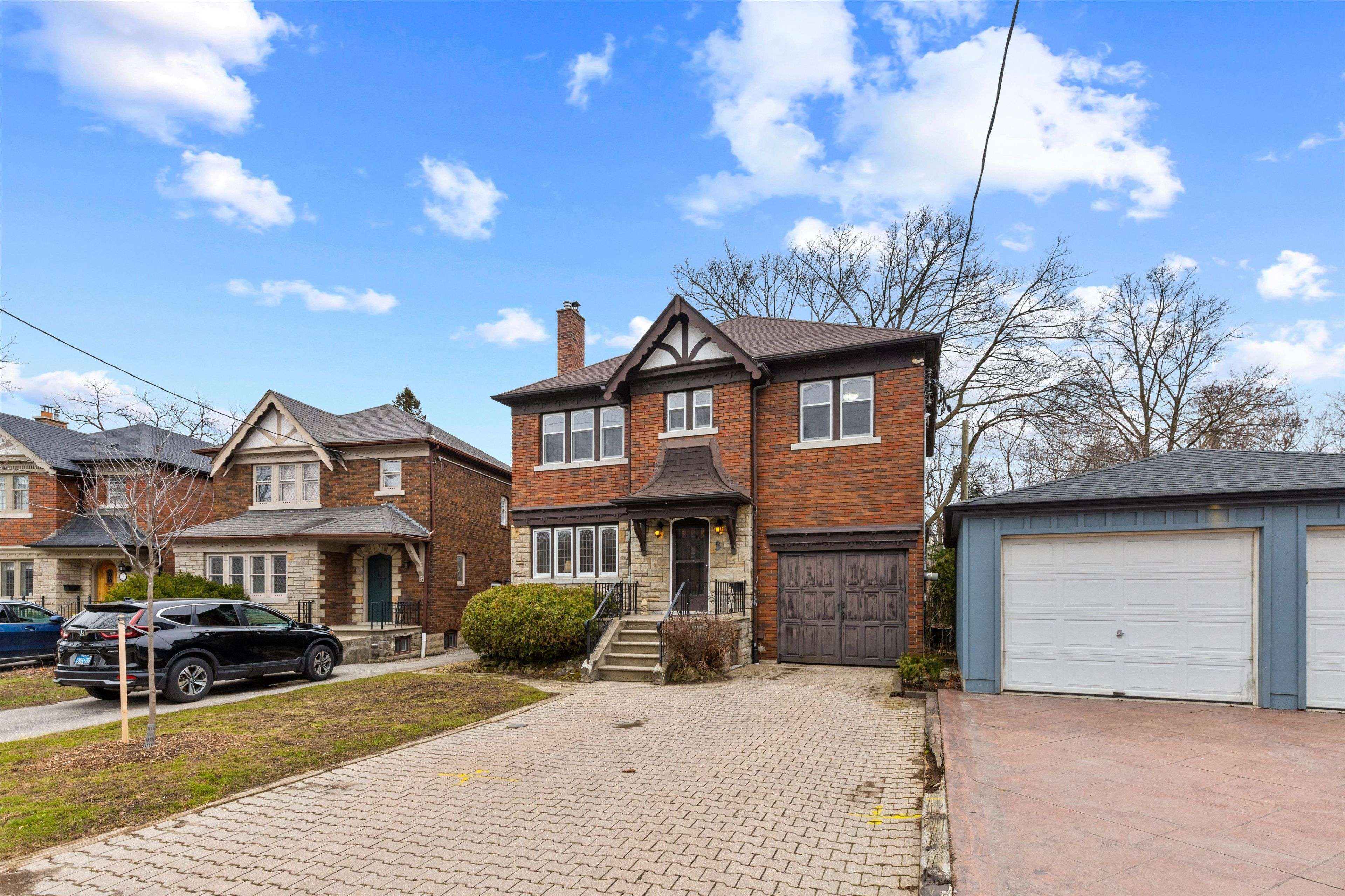 3 Fleming CRES, Toronto C11, ON M4G 2A9