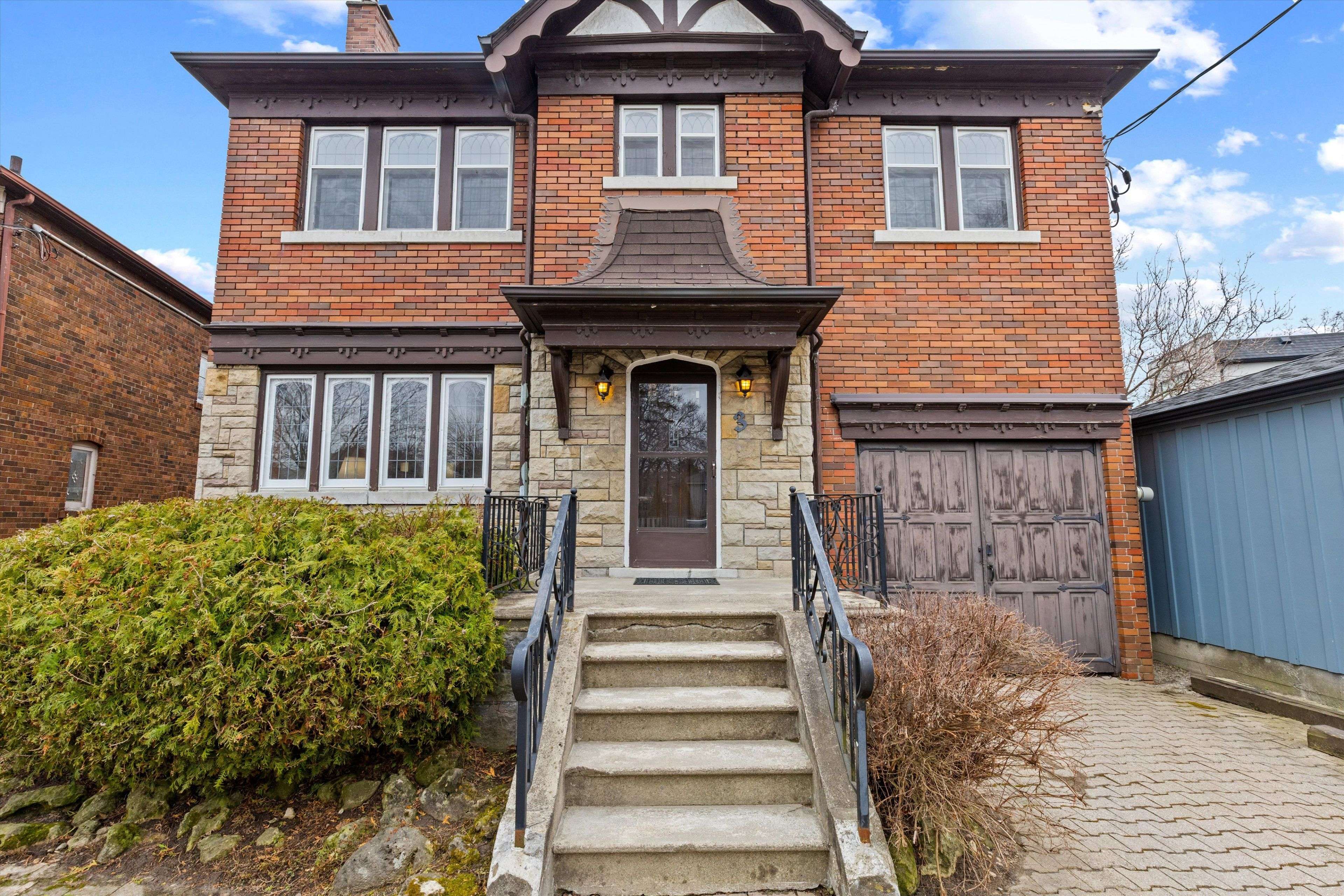 3 Fleming CRES, Toronto C11, ON M4G 2A9