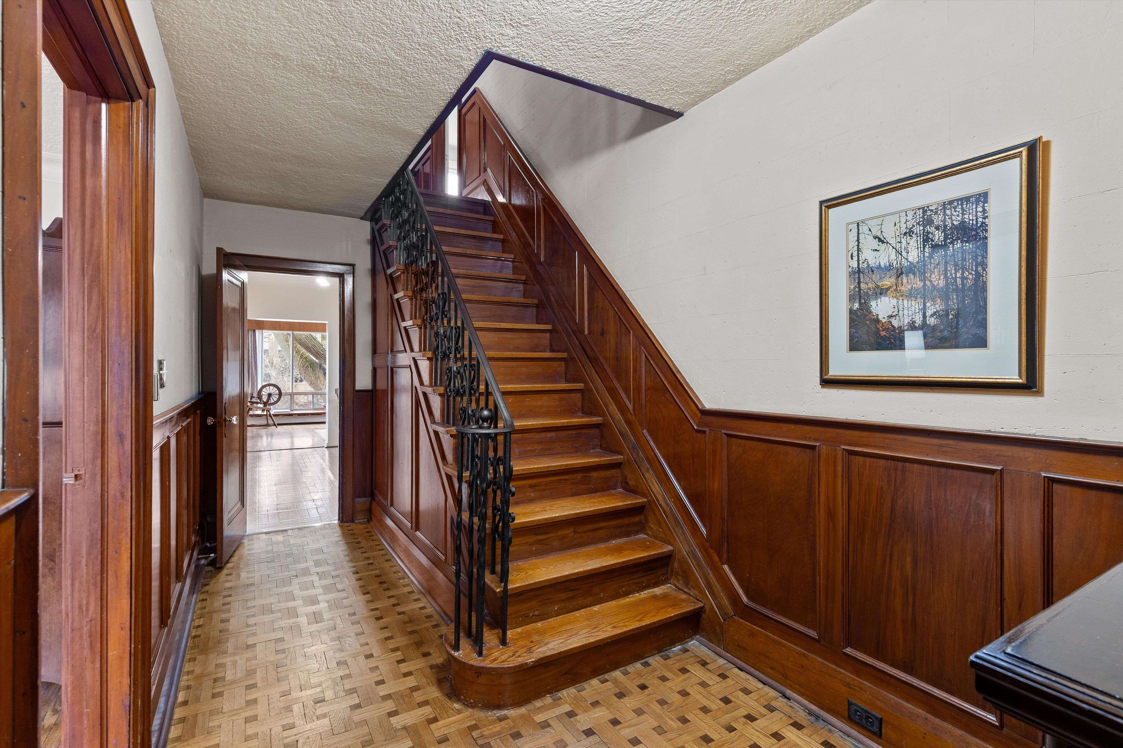 3 Fleming CRES, Toronto C11, ON M4G 2A9