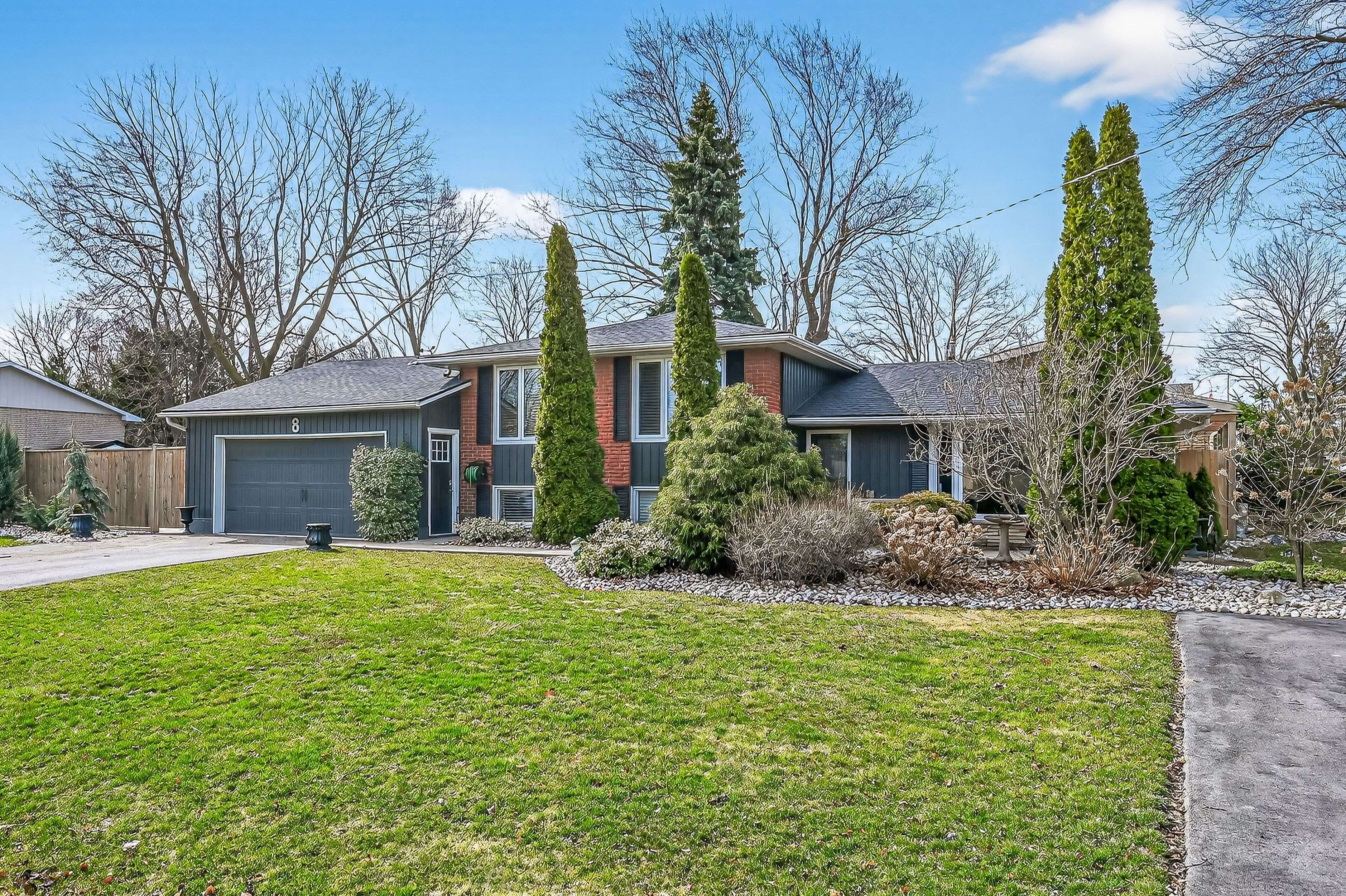 8 BENDAMERE DR, Grimsby, ON L3M 2N3