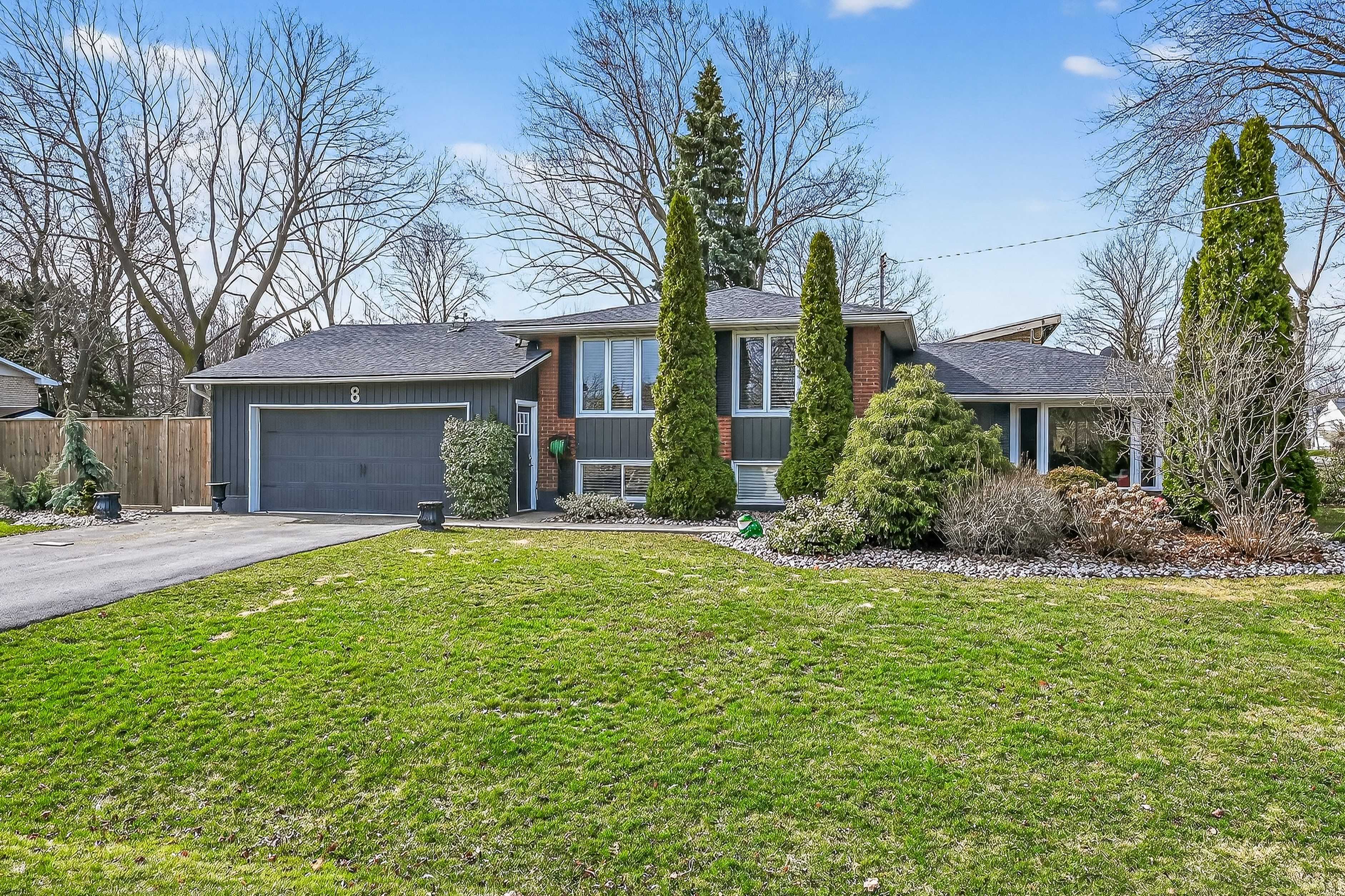 8 BENDAMERE DR, Grimsby, ON L3M 2N3