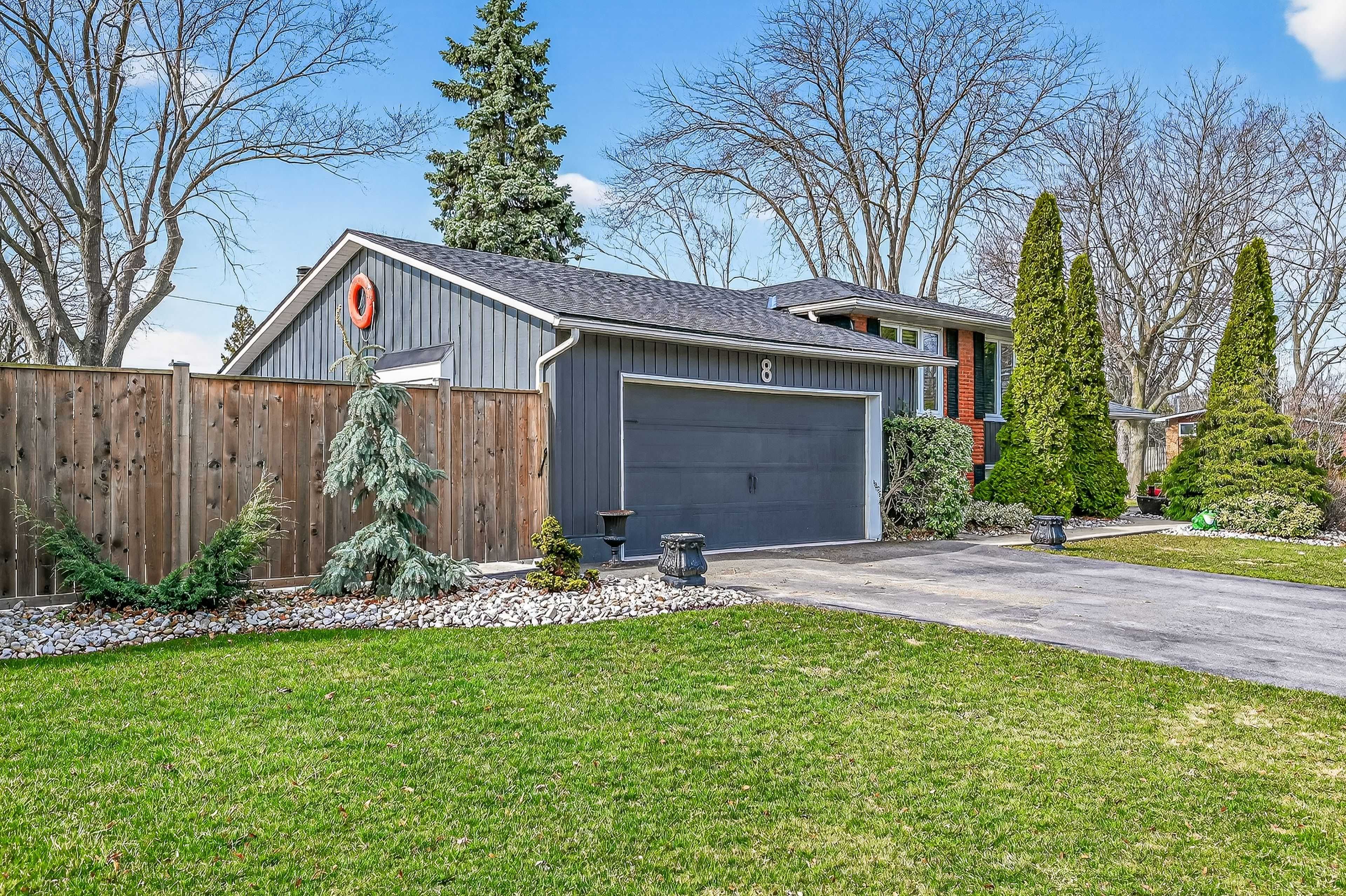 8 BENDAMERE DR, Grimsby, ON L3M 2N3