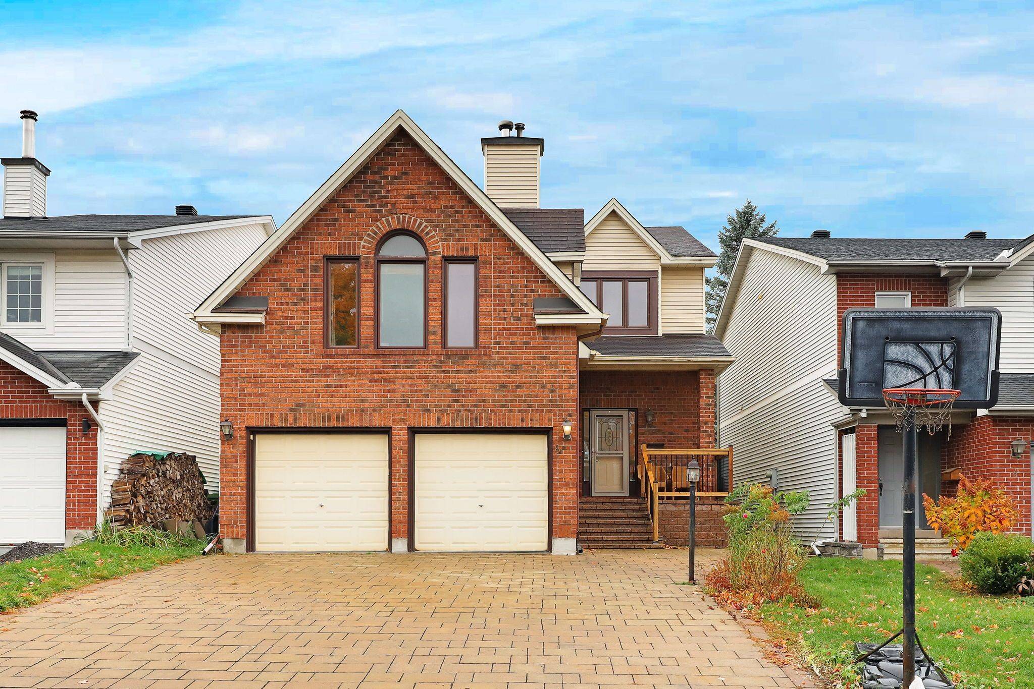 6 Robina AVE, Bells Corners And South To Fallowfield, ON K2H 9R3