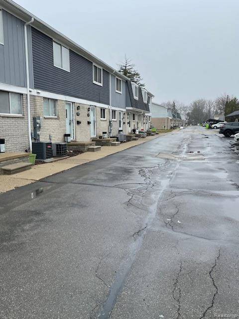 15846 W 11 Mile RD, Southfield, MI 48076