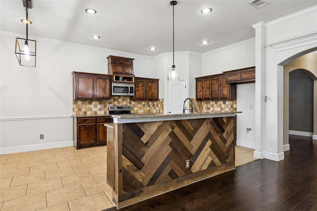 300 Madison Street, Burleson, TX 76028