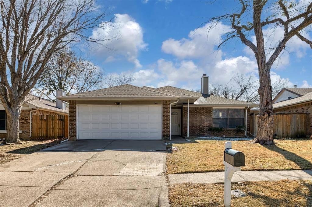 200 Caprock Drive, Arlington, TX 76018