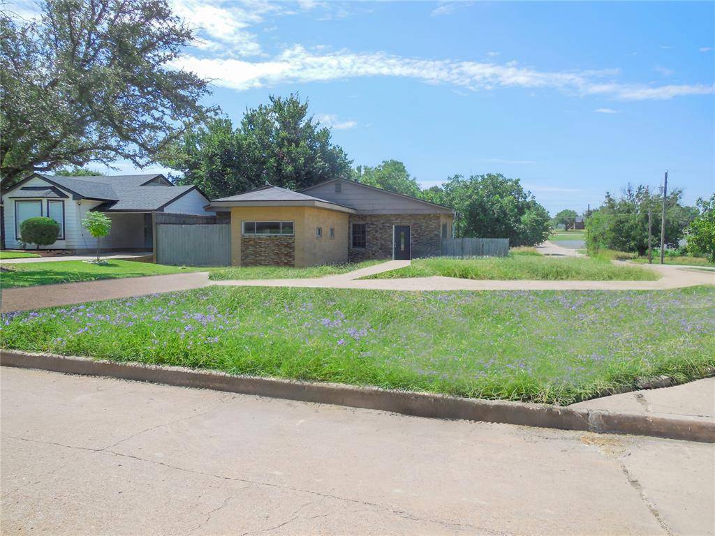 1001 E Lindsey Street, Breckenridge, TX 76424
