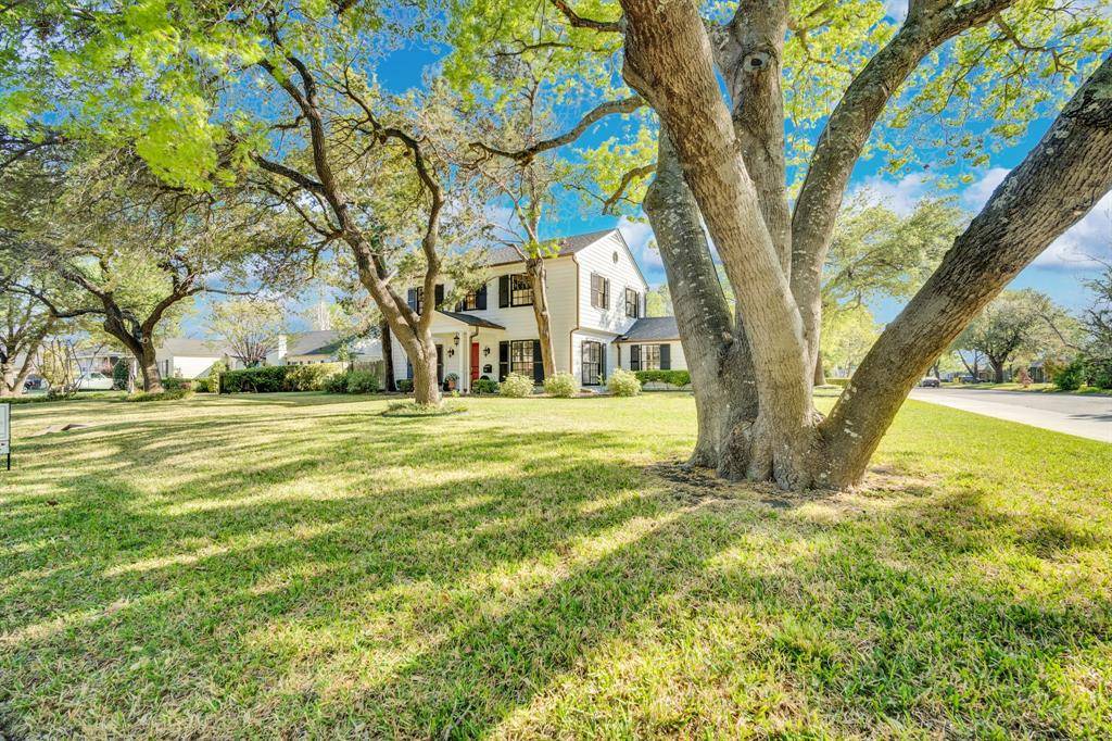 411 Sycamore Street, Waxahachie, TX 75165