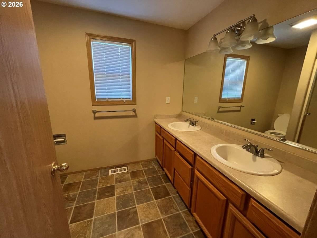 2456 CONNEMARA CT SE, Salem, OR 97317