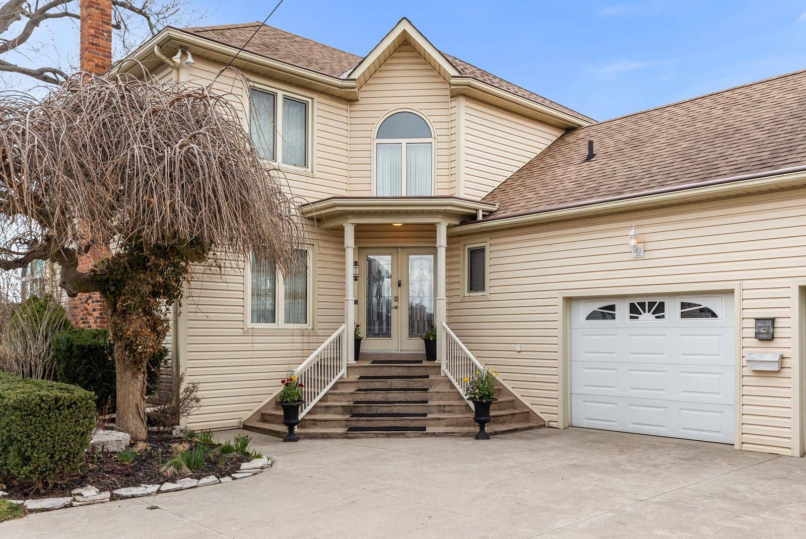 1 Twelfth ST, Grimsby, ON L3M 2V6