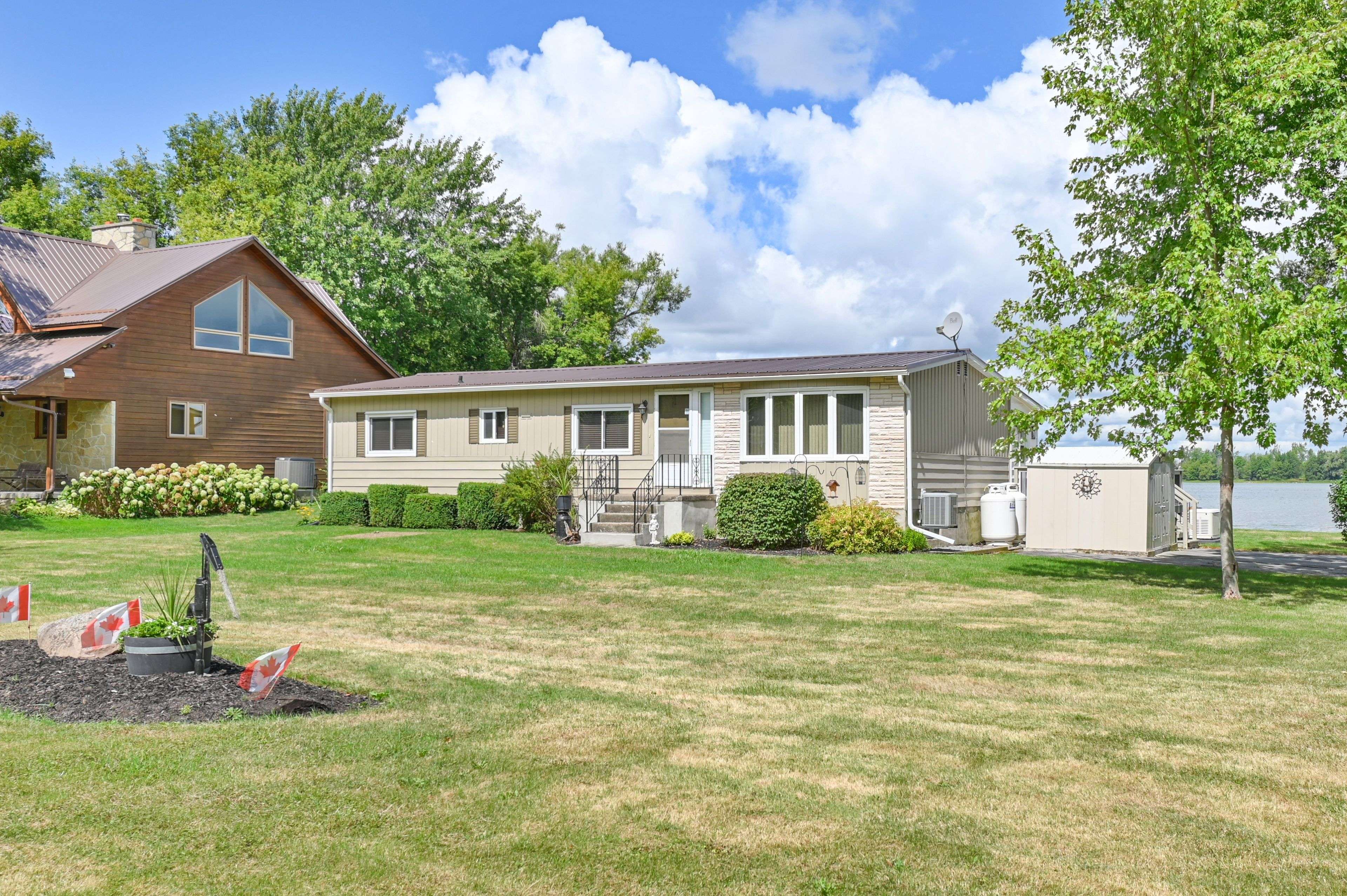 1314 County RD 96 RD, Frontenac Islands, ON K0H 2Y0