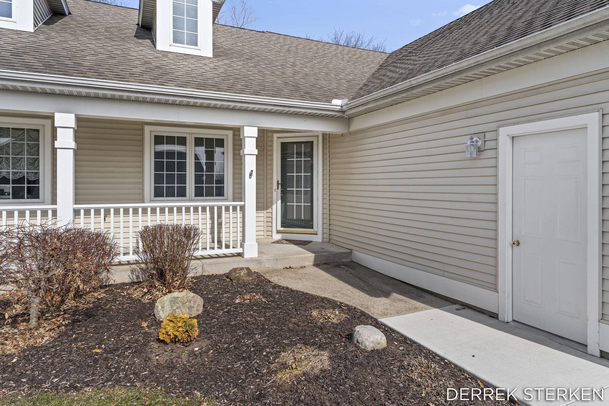 8955 N Clearwater DR, Zeeland Twp, MI 49464