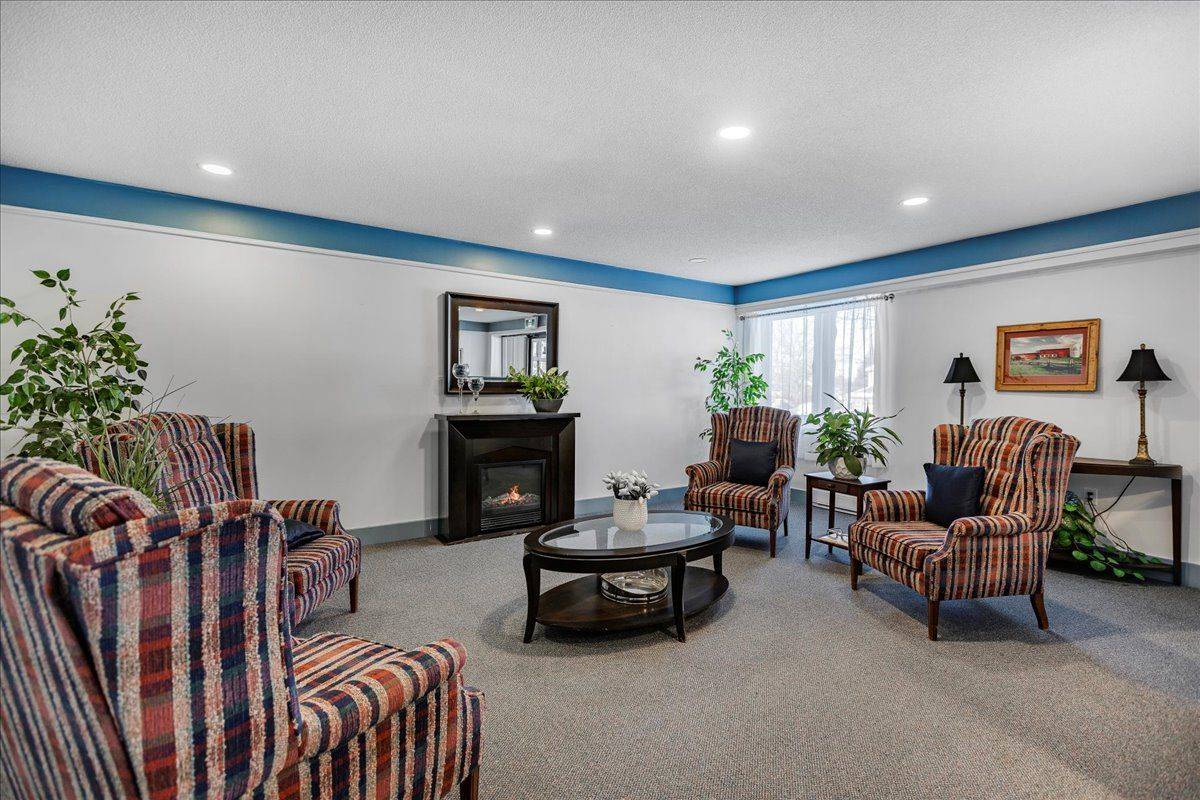 111 Grew BLVD #105, Georgina, ON L0E 1L0